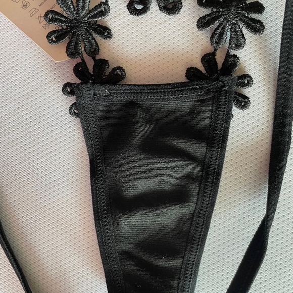 Beautiful Daisy Thong G-string. Black G-String with embroidered Daisys. - Picture 4 of 4